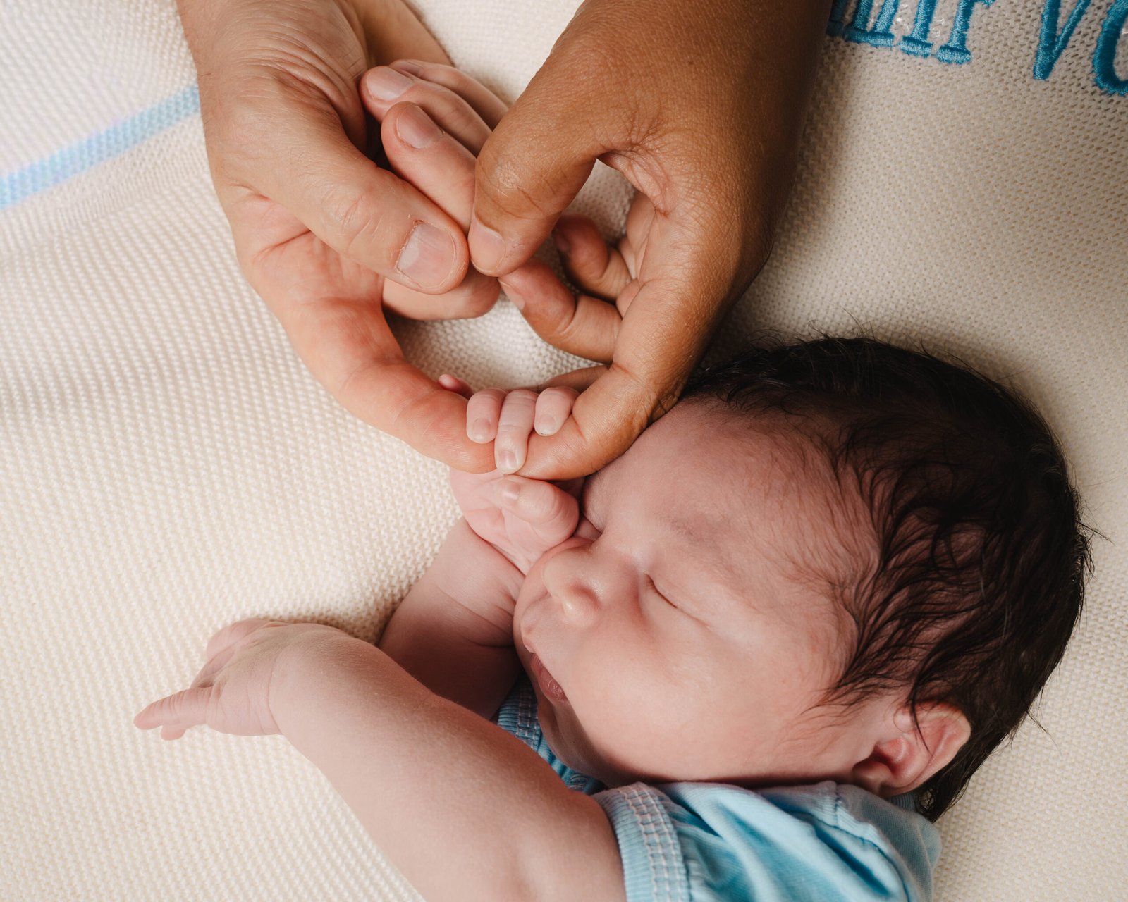 Newborn photographer working around a baby's nap and feeding schedule in Brussels