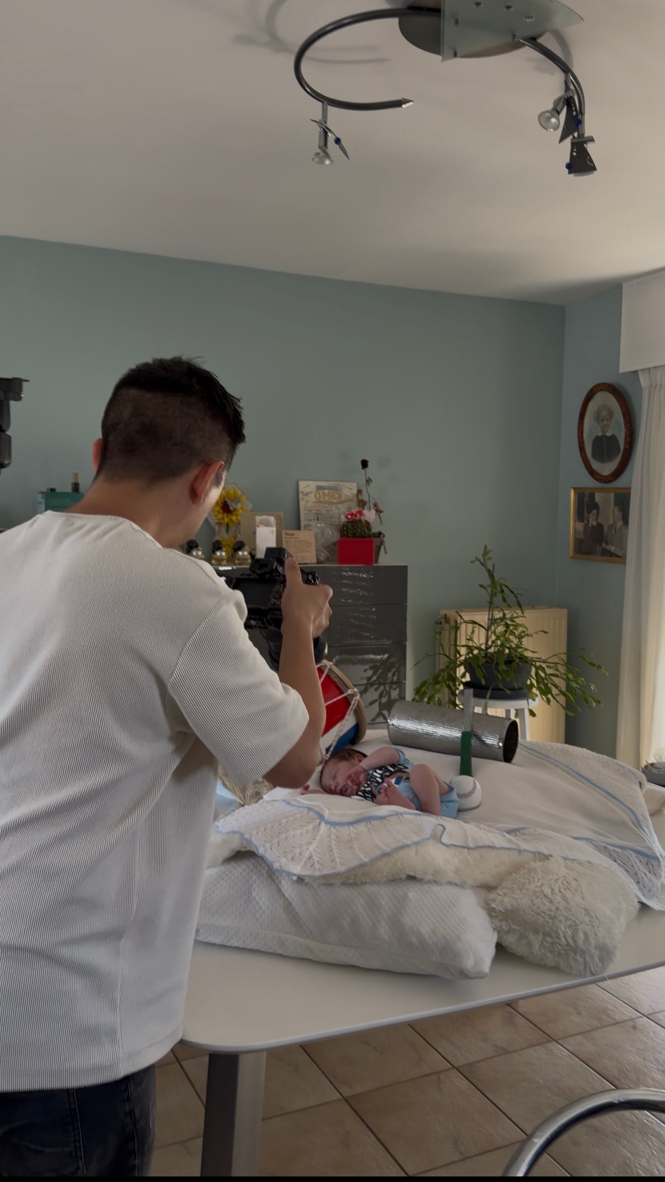 Newborn photo session at home in Brussels